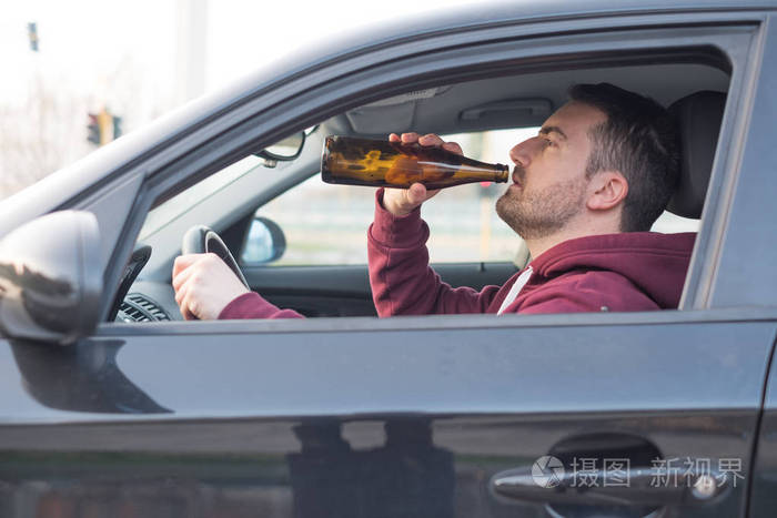 喝醉了的人他开车和喝酒