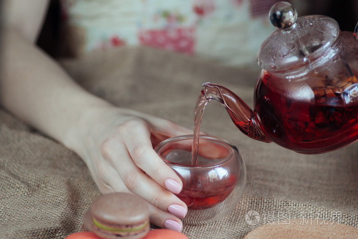 抽象的手中的杯子和多彩的杏仁饼技经评估组端茶倒水