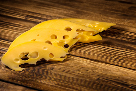 瑞士奶酪切木桌上