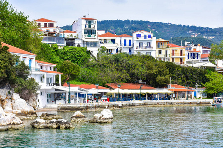 斯基亚索斯镇在 Skyathos 岛上，希腊。重要的旅游