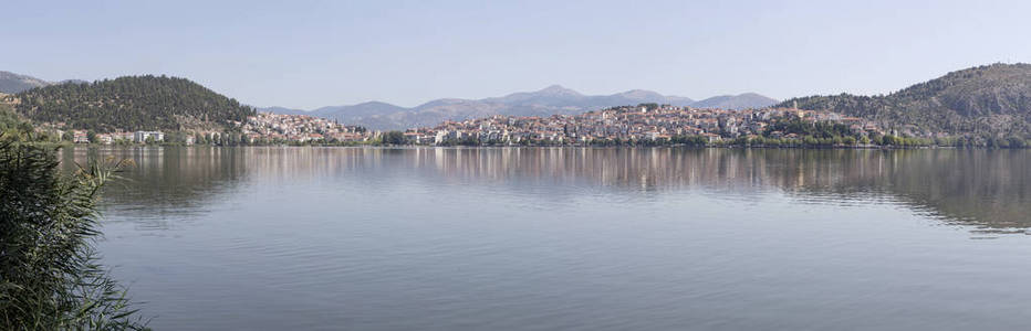 一个高山湖泊和城市的全景图