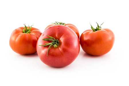 红番茄组白色背景照片上孤立。美丽