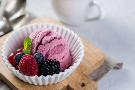 野莓冰淇淋在白碗