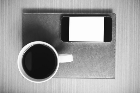 智能手机和咖啡杯上本书黑色和白色的颜色色调 st