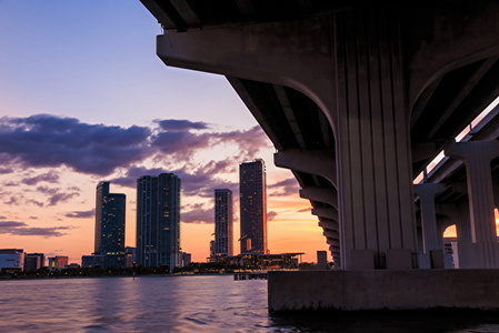 暮光之城与城市的摩天大楼，在迈阿密城市天际线滨海