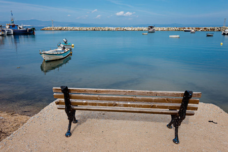 希腊哈尔基迪基 Fokea, 靠近渔船的长凳上
