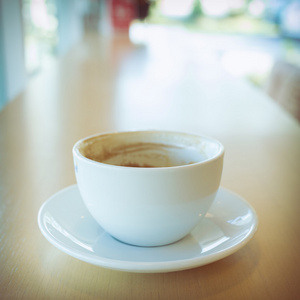 热咖啡饮料在咖啡馆里的木桌栏上的