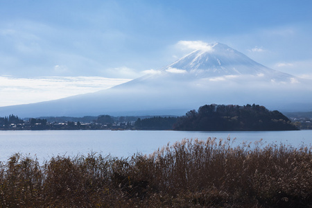 富士山与 Kawakugigo 湖前视图