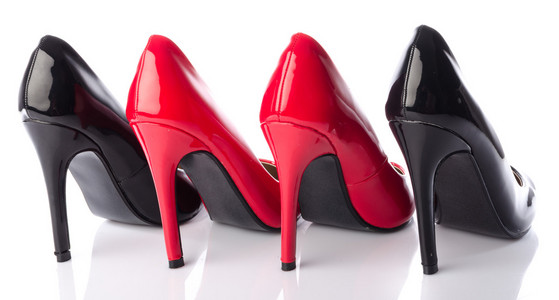 黑色和红色的高跟鞋鞋
