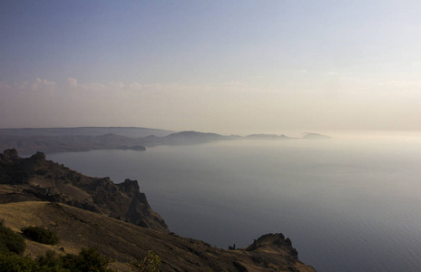 著名的岩层，海湾附近火山卡拉达格山卡拉达格保护区东北部克里米亚，黑海的景观