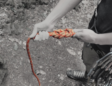 登山者把根绳子绑在八个结