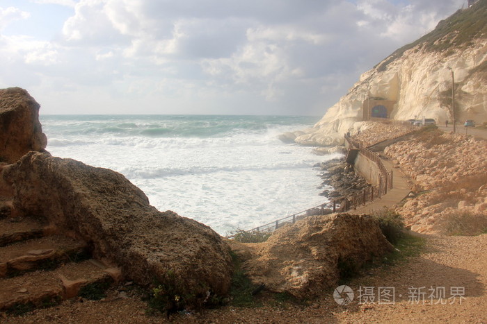 岩石上的地中海海岸