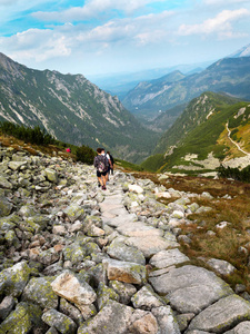 在路上 Tatra 山脉与游客的山景色的全景