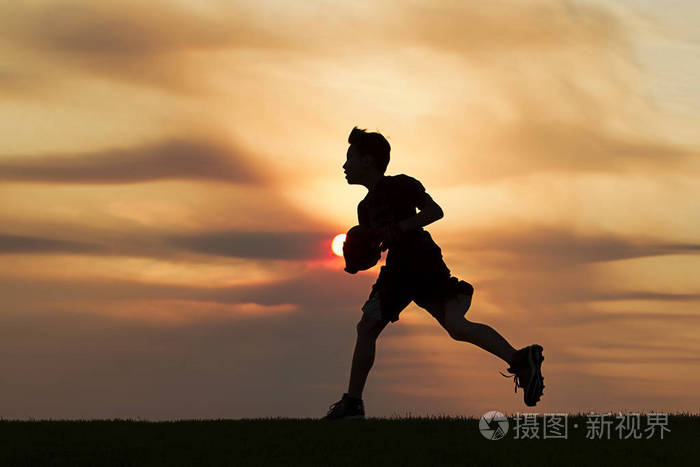 男孩跑在夕阳中的剪影照片-正版商用图片0e7teg-摄图新视界