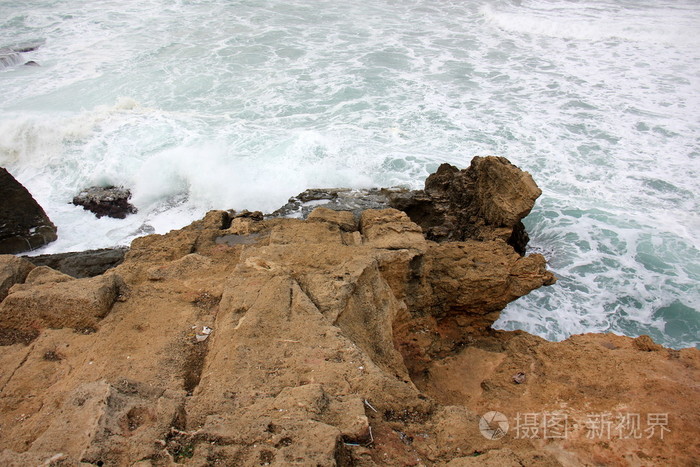岩石上的地中海海岸