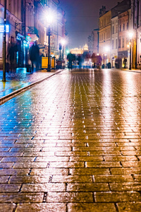 夜间的街道在克拉科夫，波兰