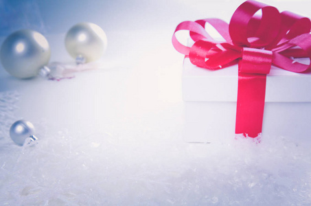 圣诞节和元旦，红色礼品盒白色背景