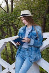 青少年的女人读着书外
