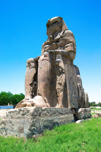 特普三世法老的两个巨石雕像图片