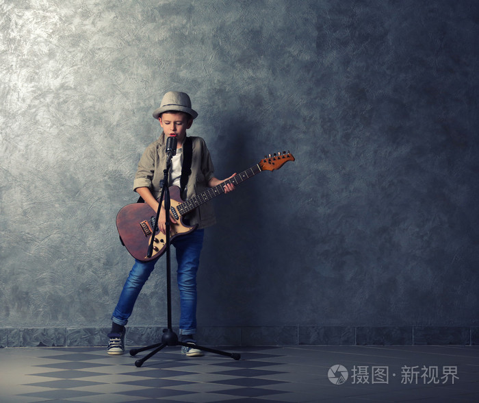 小男孩弹吉他