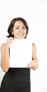 一个年轻漂亮的女人拿着一张白纸。文本空间。隔离在白色