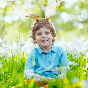复活节的兔子耳朵，在户外的小小孩男孩