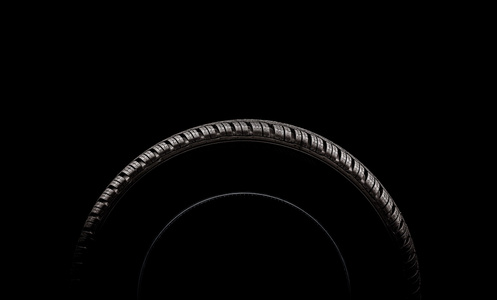 汽车轮胎。在黑色背景上冬季车轮配置文件结构