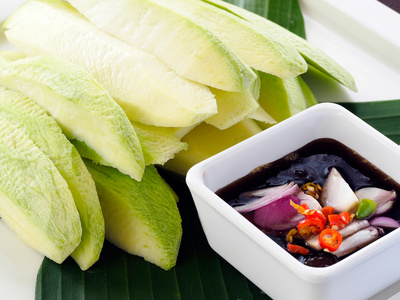 切片的芒果蘸甜鱼酱流行泰国食品