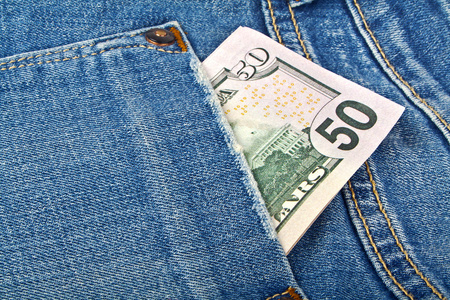 美国五十元条例草案插在牛仔裤后袋