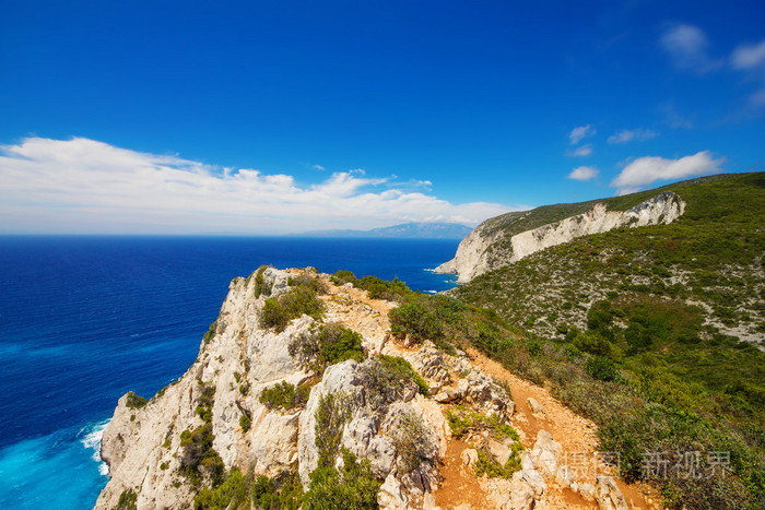 围绕希腊扎金索斯岛上的 navagio 海滩的悬崖