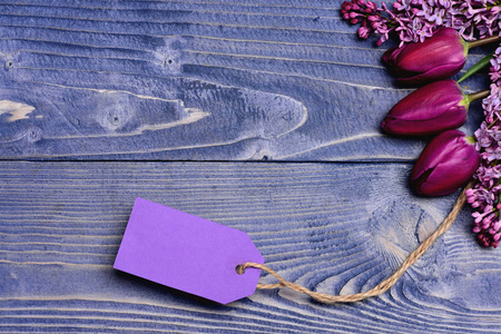 由郁金香和淡紫色的花，带空标签的花束