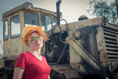 女人是一名工程师。女人在施工头盔