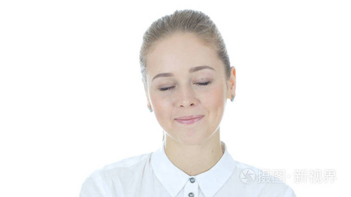 微笑闭着眼睛的年轻女人的画像