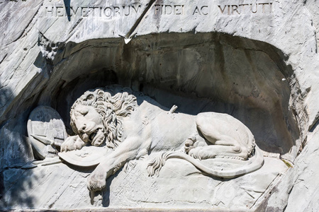 垂死的狮子纪念碑，卢塞恩，瑞士在石头上
