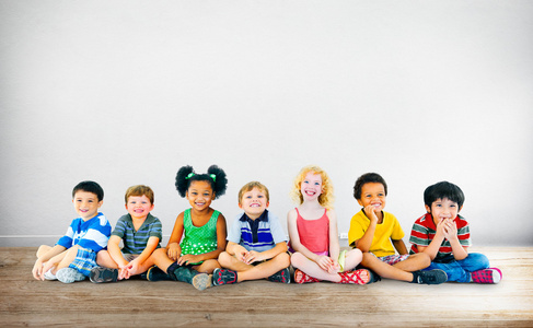 多样性的孩子坐在一起