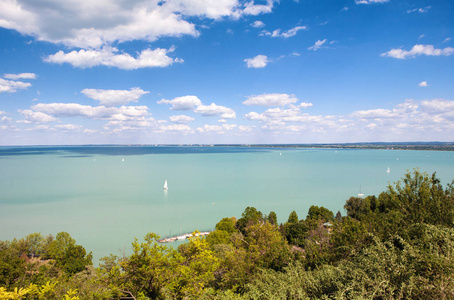从蒂豪尼在匈牙利的巴拉顿湖的全景视图