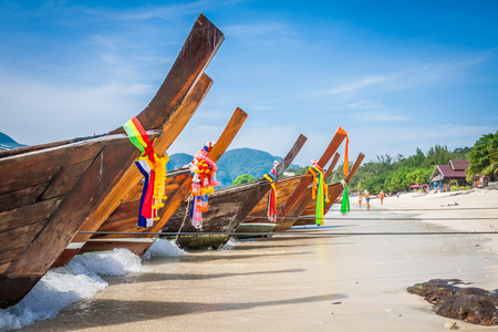 长船和热带海滩，安达曼海，皮皮岛 Thaila