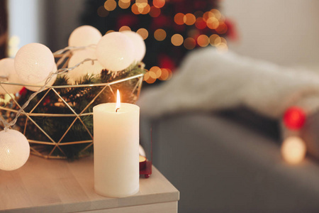 燃烧的蜡烛和圣诞装饰品