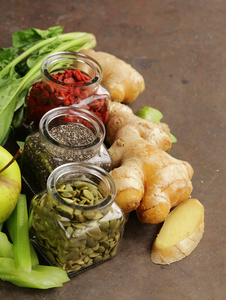 超级食物枸杞浆果 籽和南瓜种子和蔬菜 水果 草药