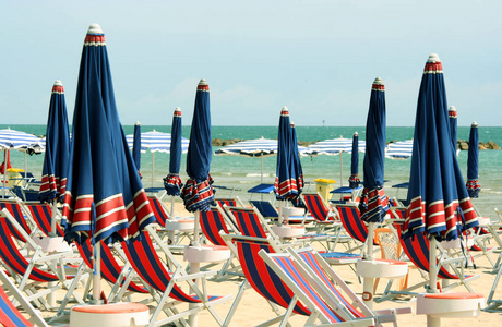在海滩上遮阳伞和椅子在圣贝内代托 del Tronto，意大利