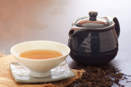 绿茶在杯和木桌上的锅