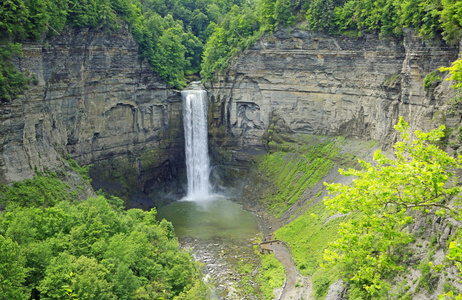 上面的 Taughannock 瀑布