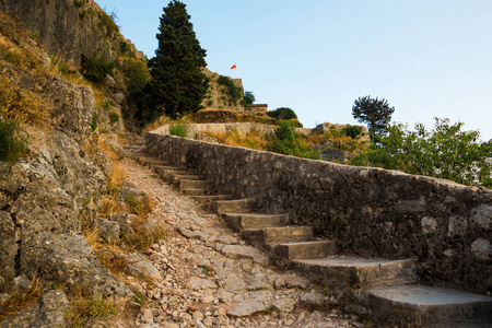 废墟的科托尔的城堡的圣乔瓦尼的石梯，房子屋顶和黑山老墙壁