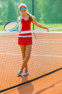 网球年轻漂亮的女孩在网球场上的网球运动员