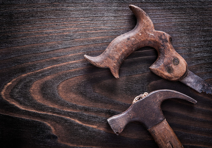 羊角锤的生锈金属手锯图片