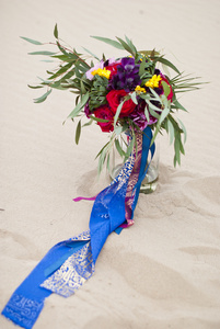 沙漠中的美丽婚礼花束图片