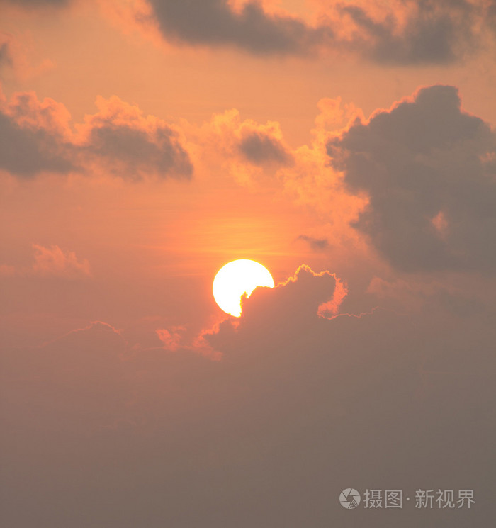 在天空和云上太阳