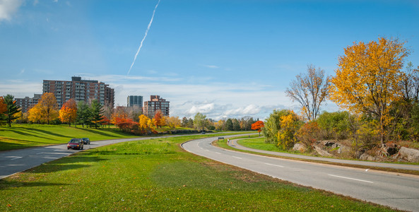 沿滨江大道铺好的道路蜿蜒曲折的渥太华使郊游在秋天午后的阳光