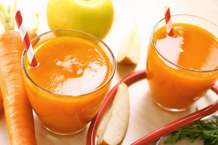 胡萝卜汁的新鲜苹果的眼镜图片