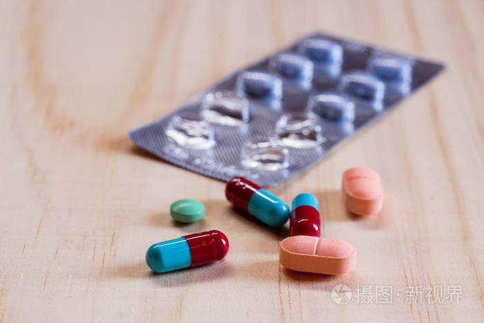 滴丸剂和片剂木制的桌子上